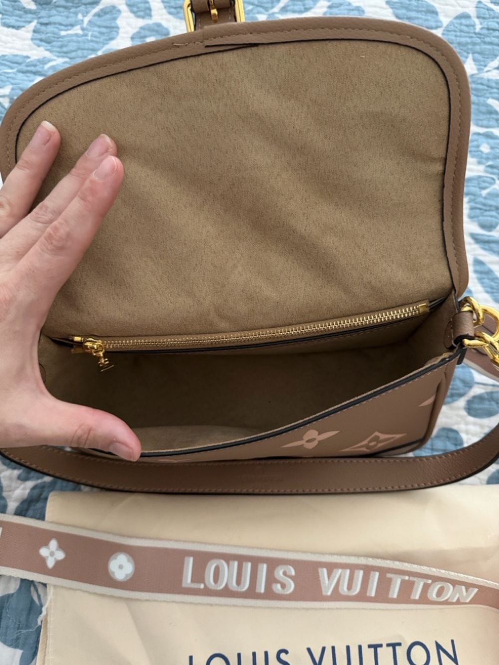 Look alike never used Crossbody Bag - Picture 2 of 3